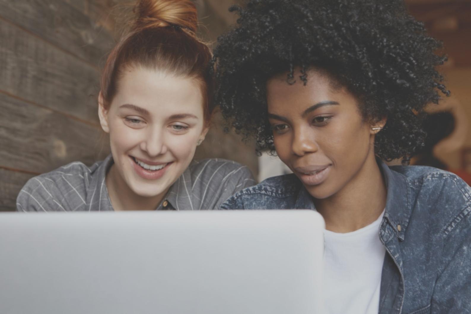 Équipe travaillant sur des stratégies commerciales